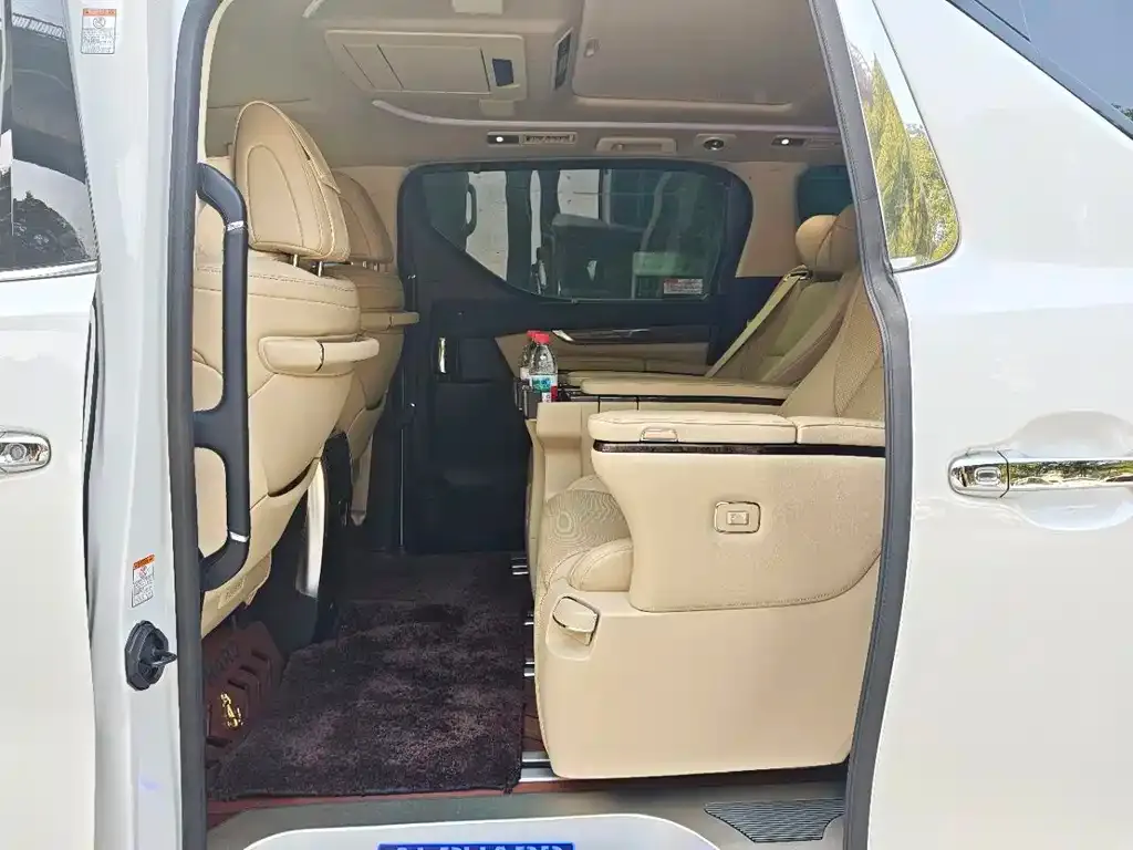Toyota Alphard — фото 7