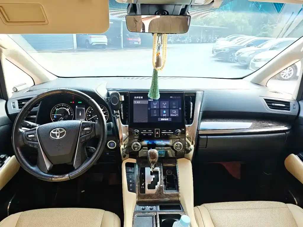 Toyota Alphard — фото 8