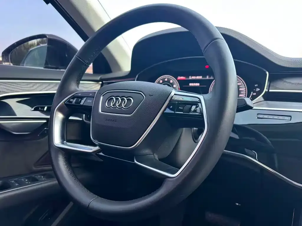 Audi A8 — фото 9