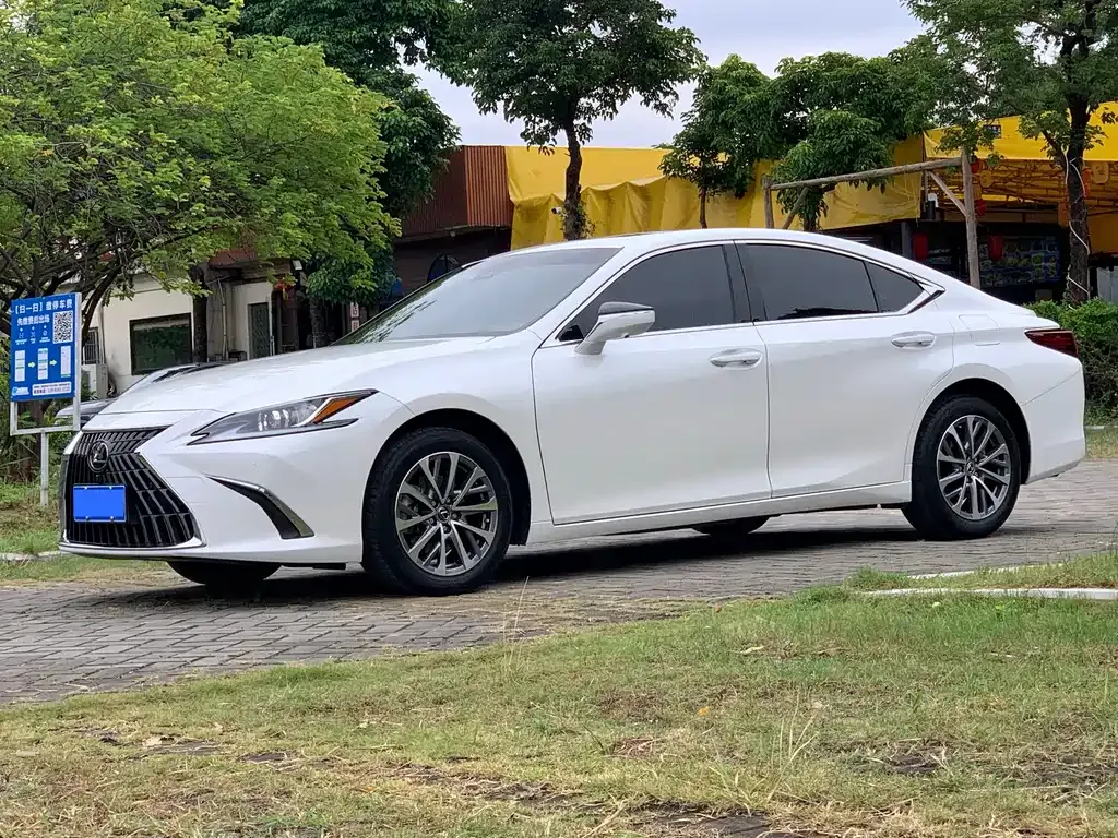 Lexus ES — фото 1