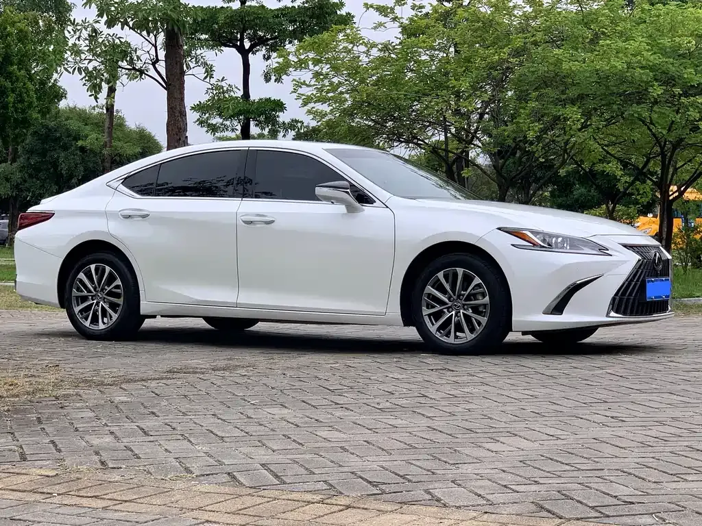 Lexus ES — фото 8