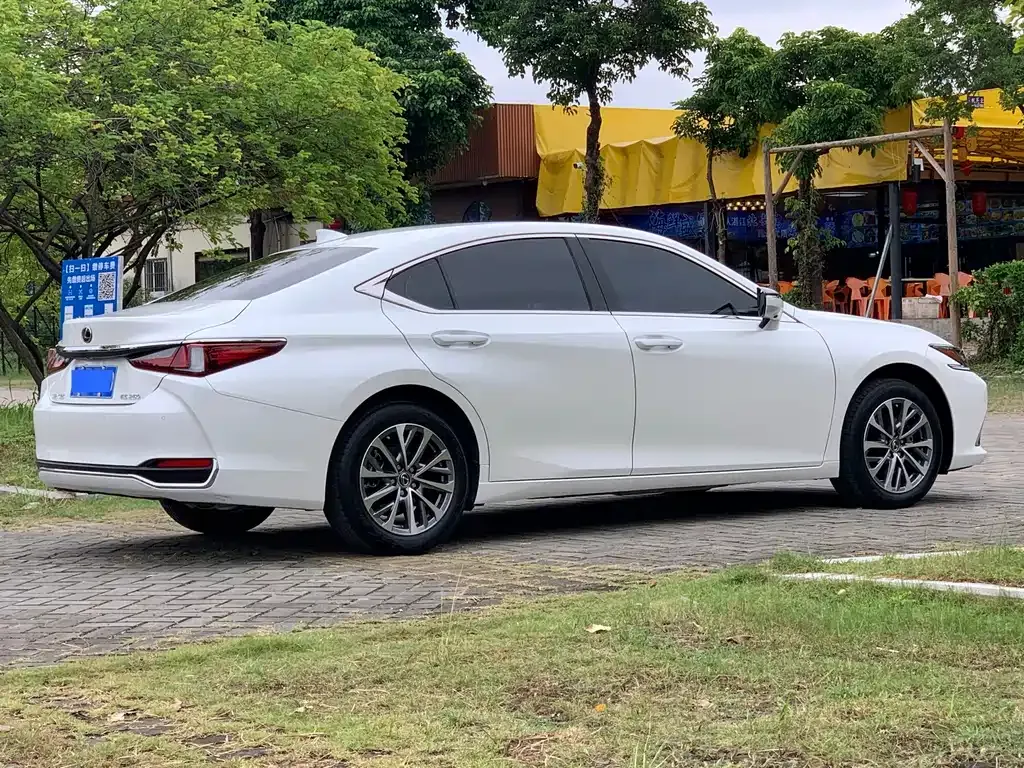 Lexus ES — фото 10
