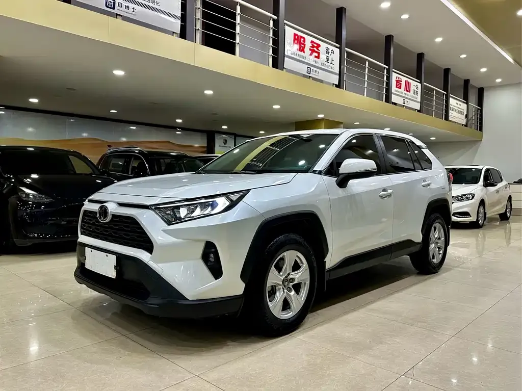 Toyota RAV4 — фото 1