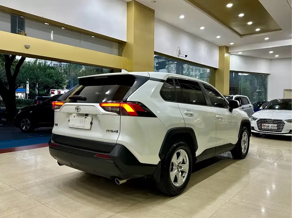Toyota RAV4 — фото 2
