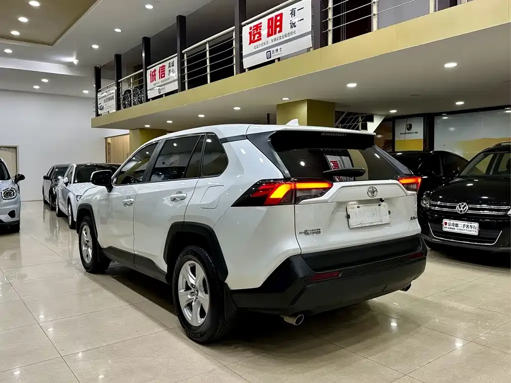 Toyota RAV4 — фото 4