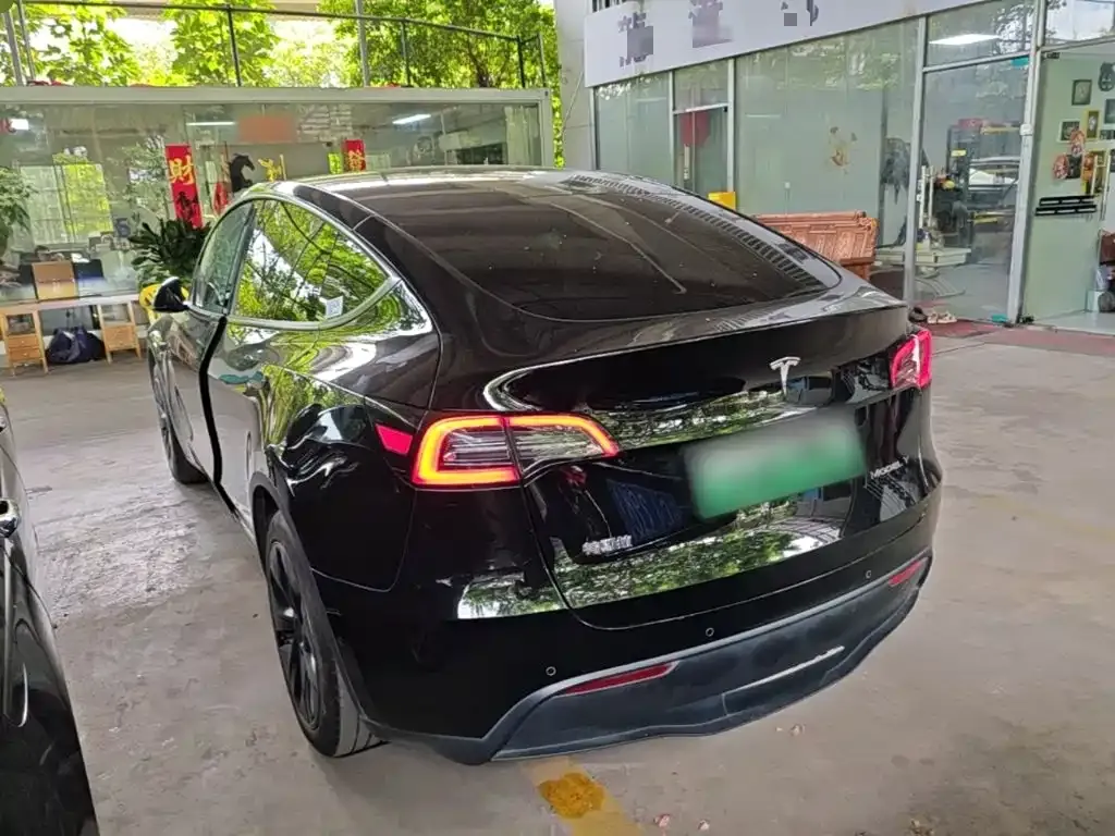 Tesla Model Y — фото 8