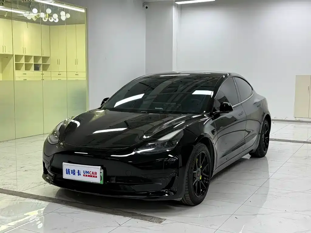 Tesla Model 3 — фото 1