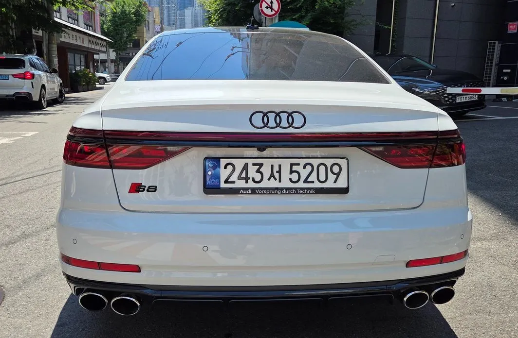 Audi S8 — фото 5