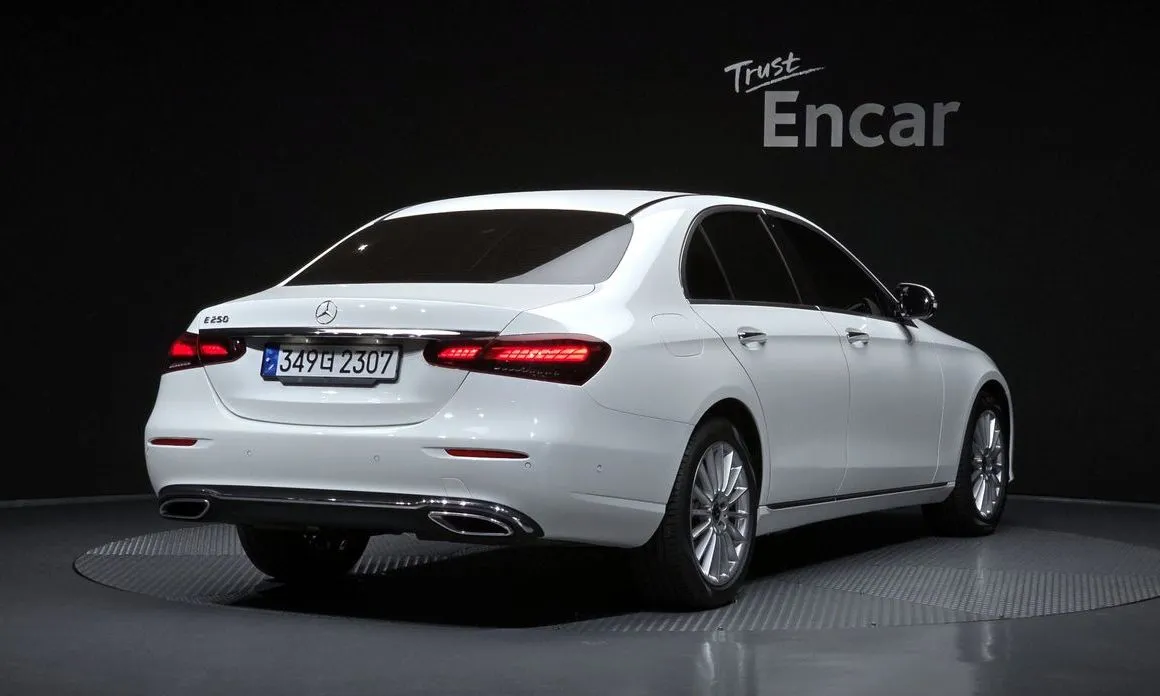Mercedes-Benz E-Class — фото 2