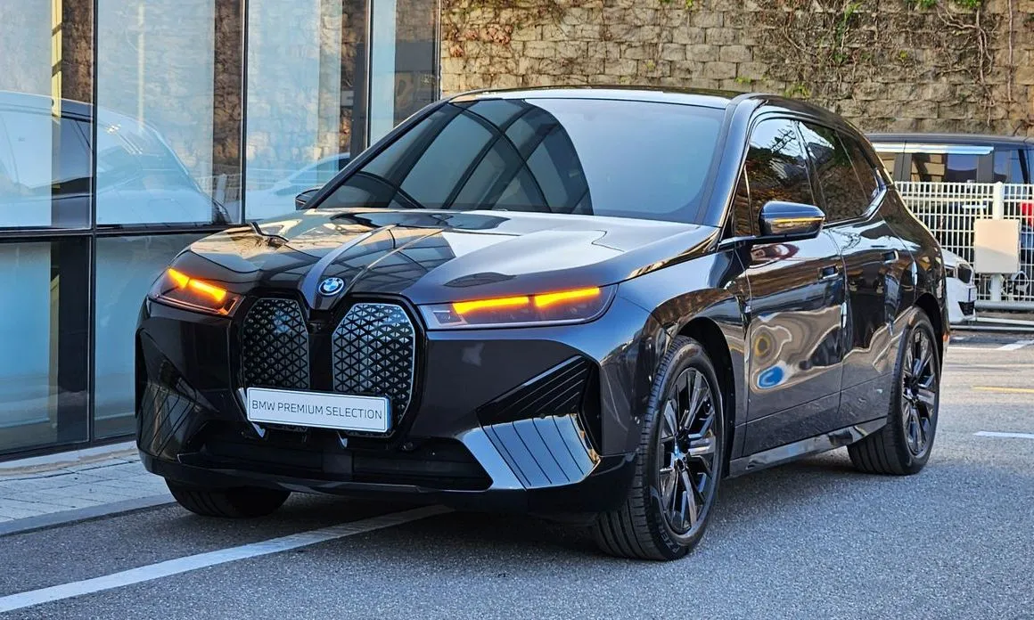 BMW iX — фото 1