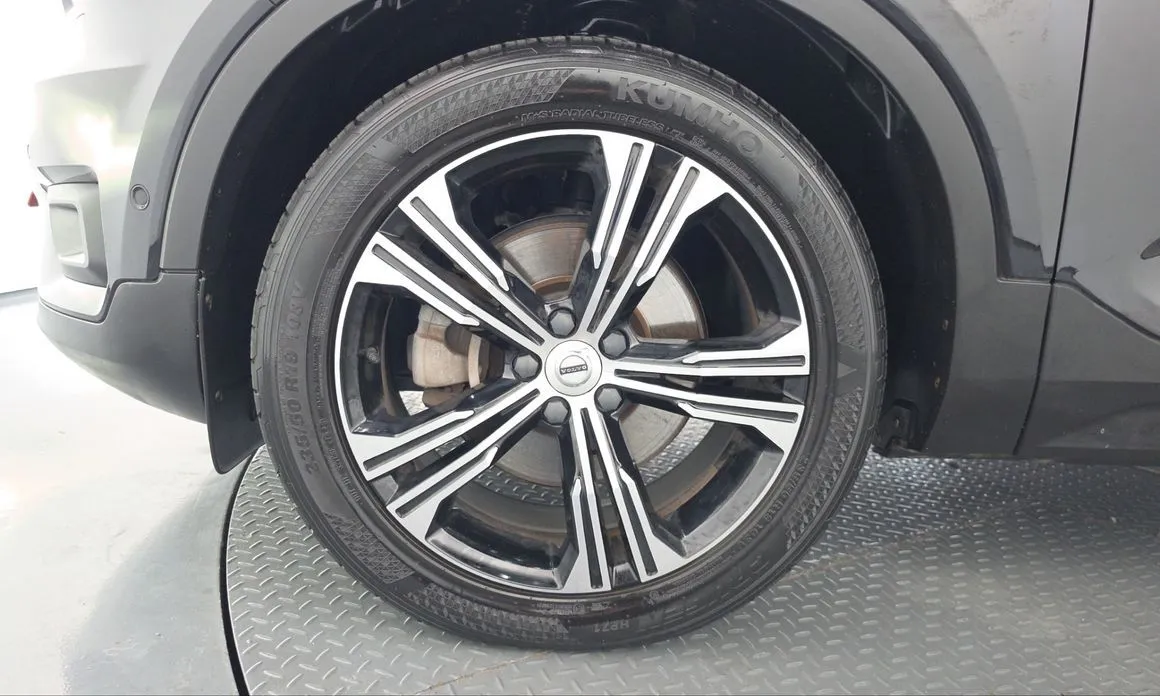 Volvo XC40 — фото 10