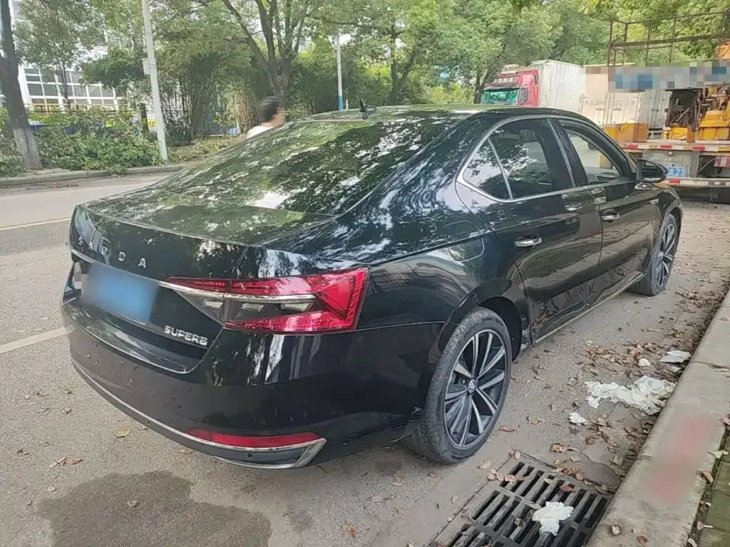 Skoda Superb — фото 9
