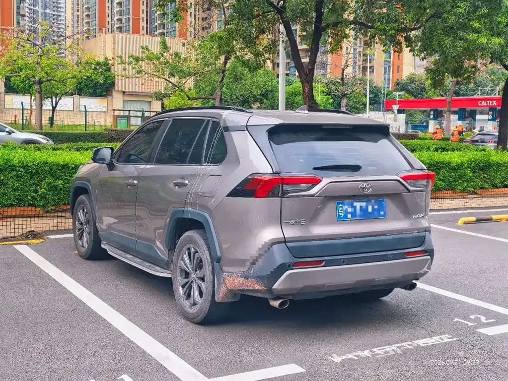 Toyota RAV4 — фото 6