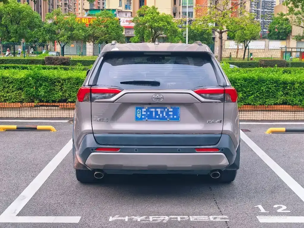 Toyota RAV4 — фото 9