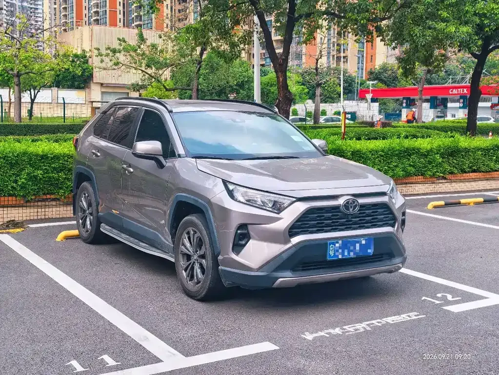 Toyota RAV4 — фото 8