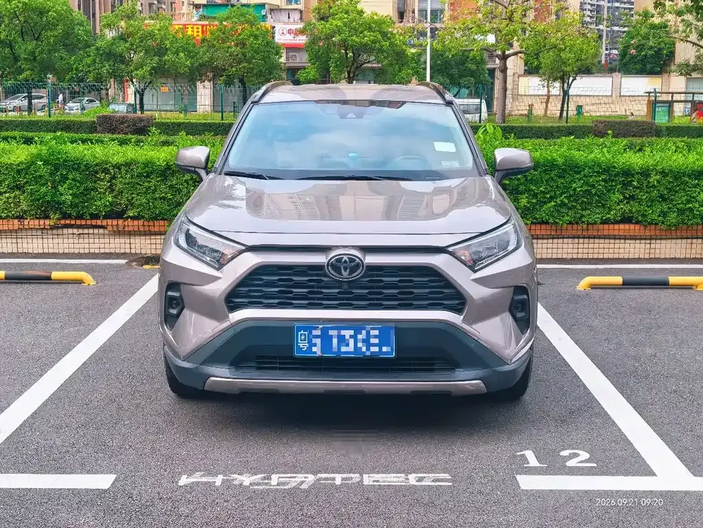 Toyota RAV4 — фото 5
