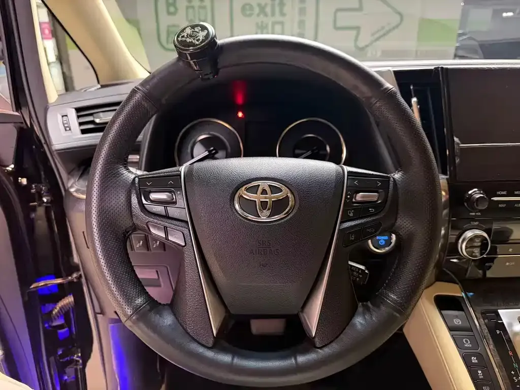 Toyota Vellfire — фото 9