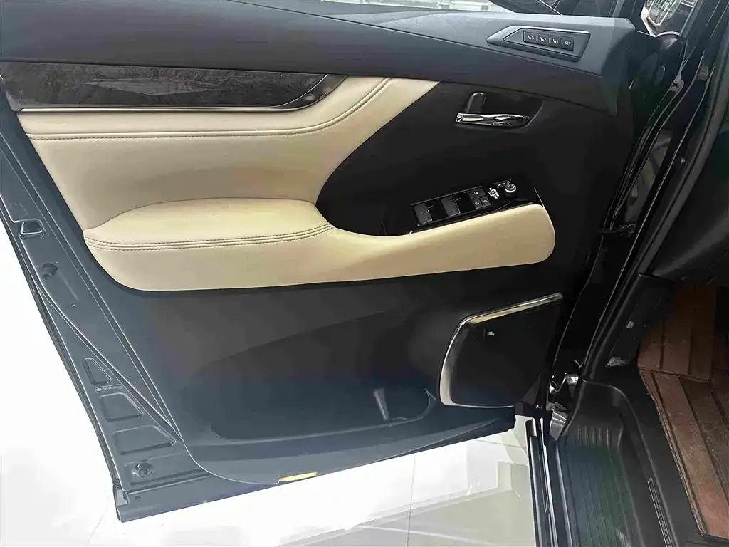 Toyota Vellfire — фото 7
