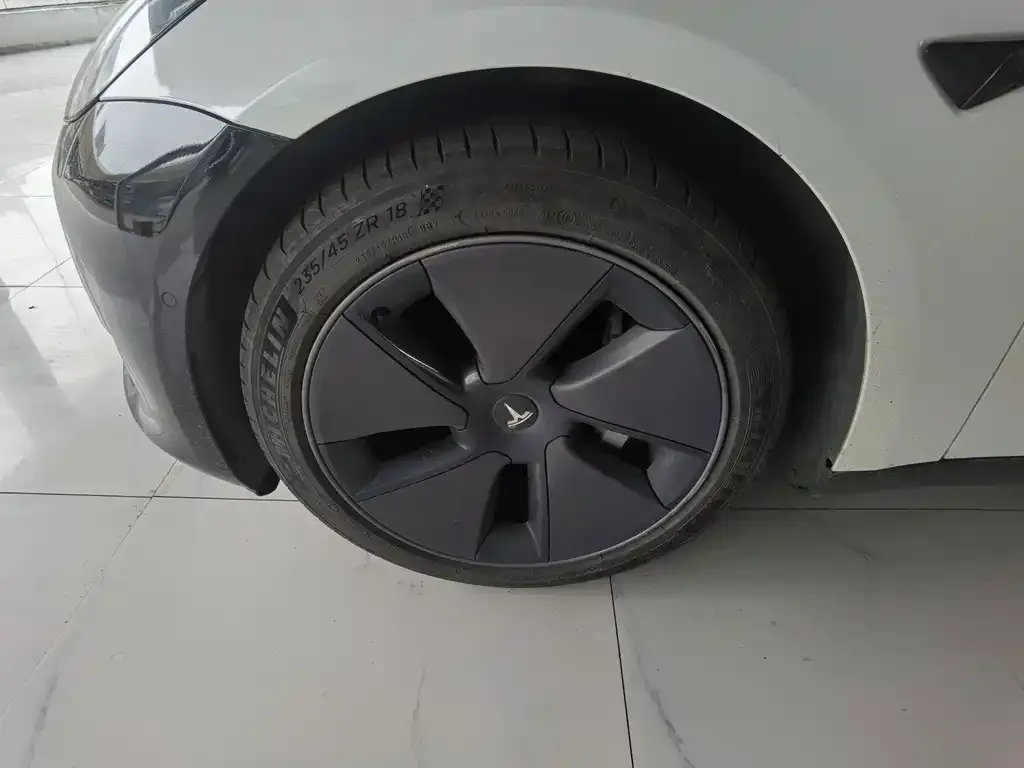 Tesla Model 3 — фото 4