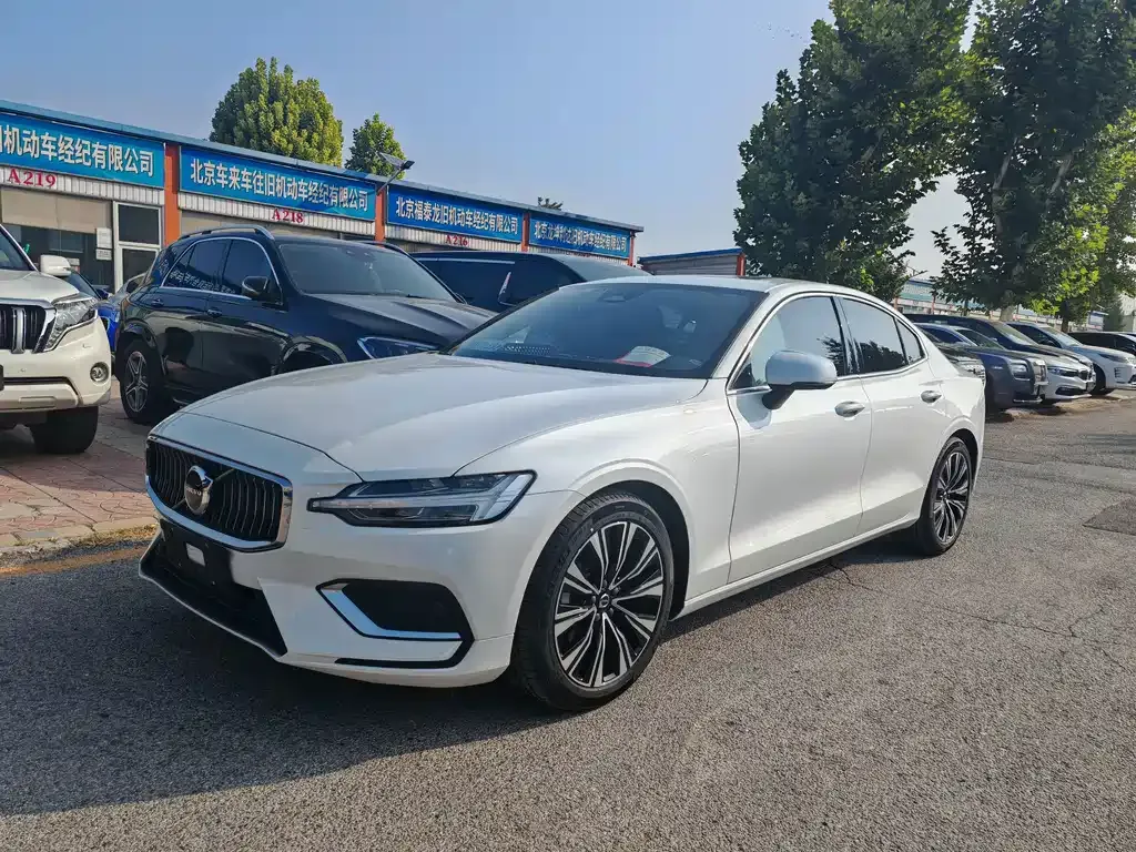 Volvo S60 — фото 1