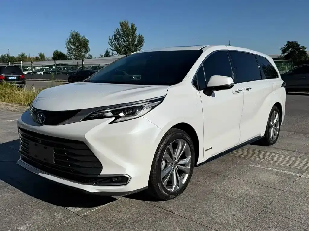 Toyota Sienna — фото 1