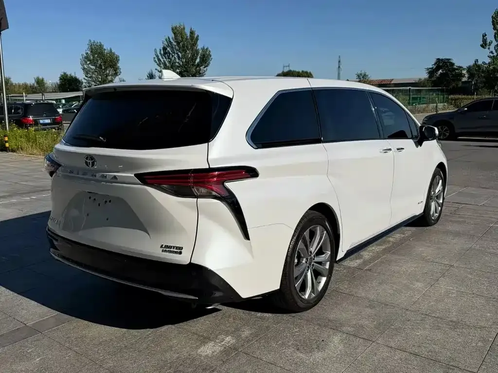 Toyota Sienna — фото 4