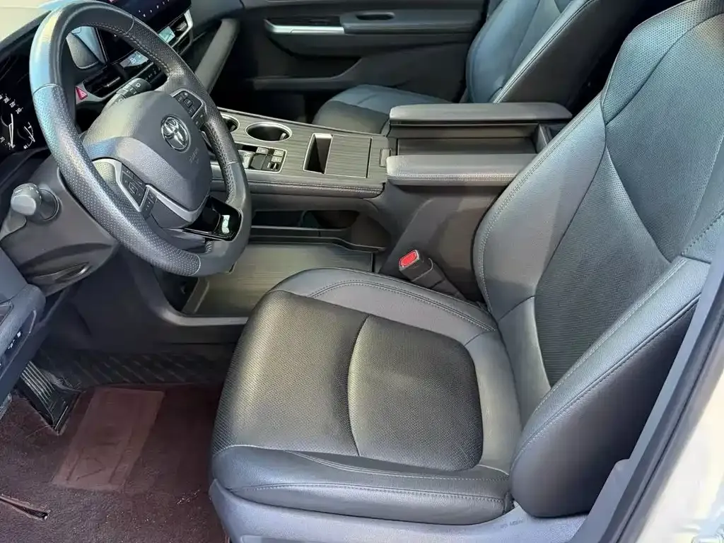 Toyota Sienna — фото 5