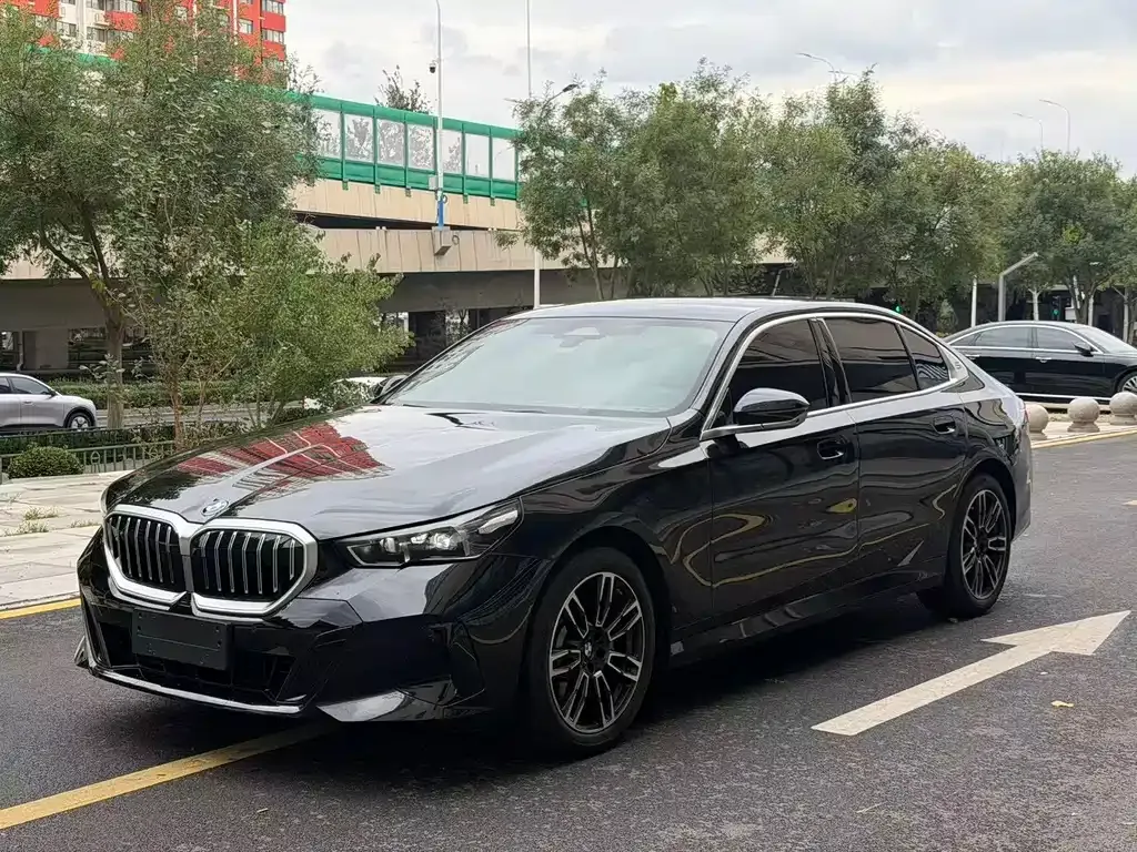 BMW 5 Series — фото 1