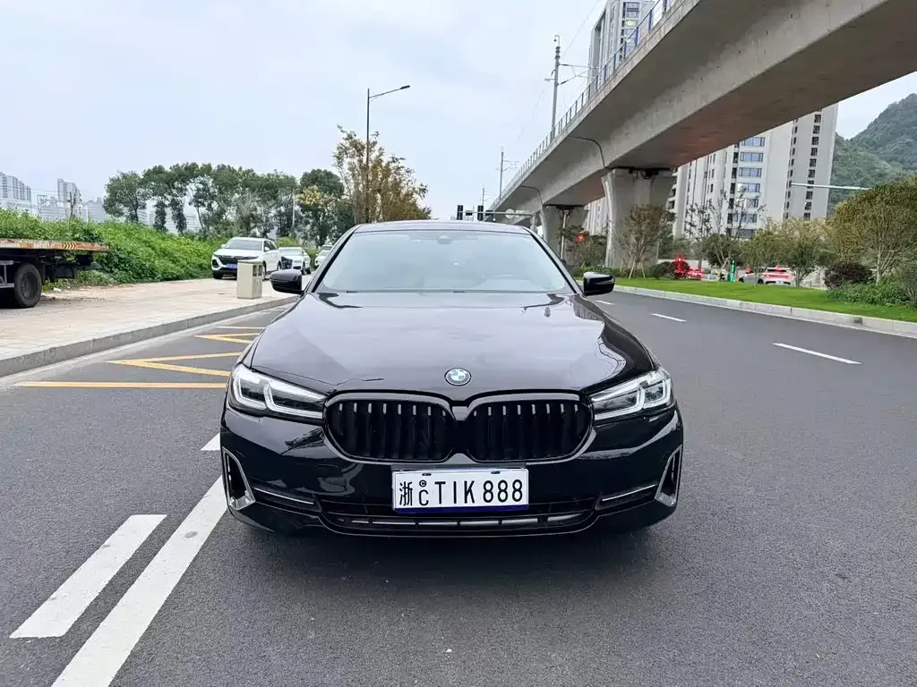 BMW 5 Series — фото 1