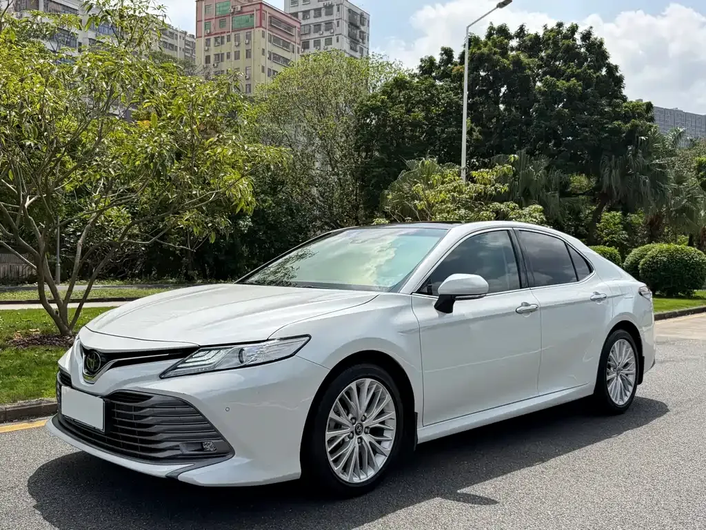 Toyota Camry — фото 1