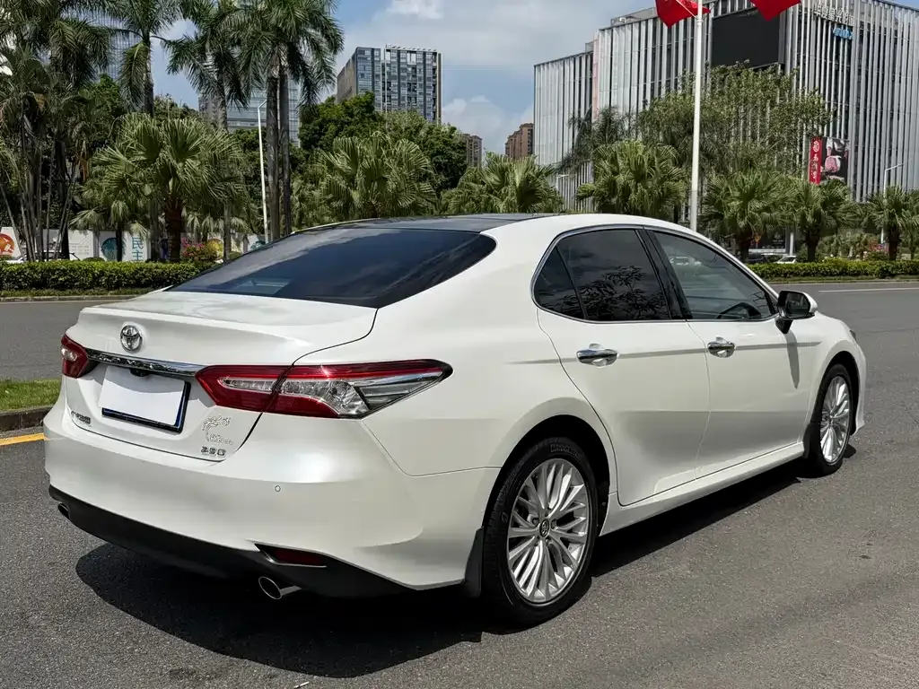 Toyota Camry — фото 7