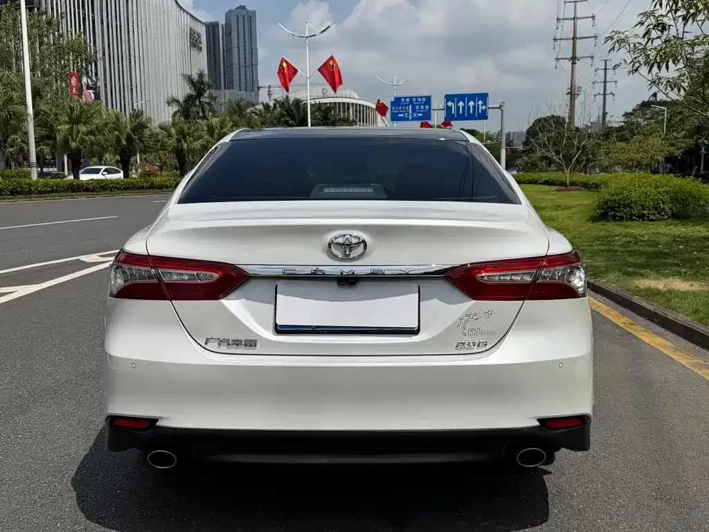Toyota Camry — фото 5