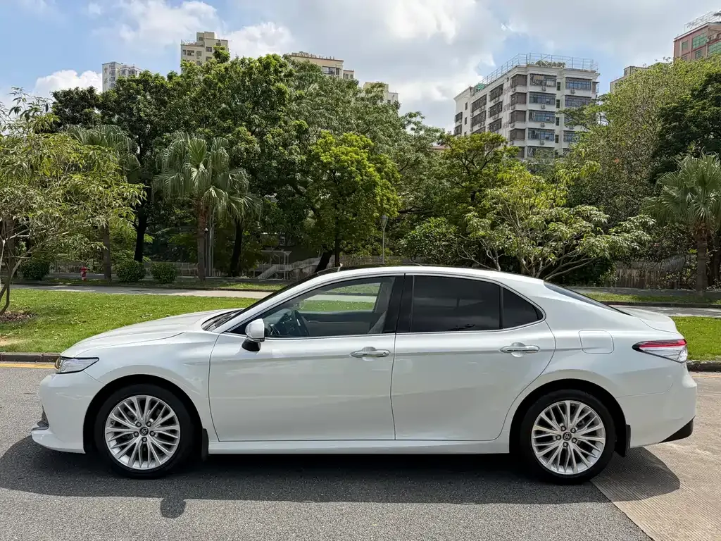 Toyota Camry — фото 10