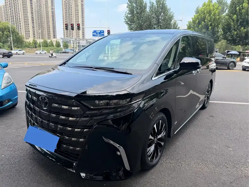 Toyota Alphard — фото 1