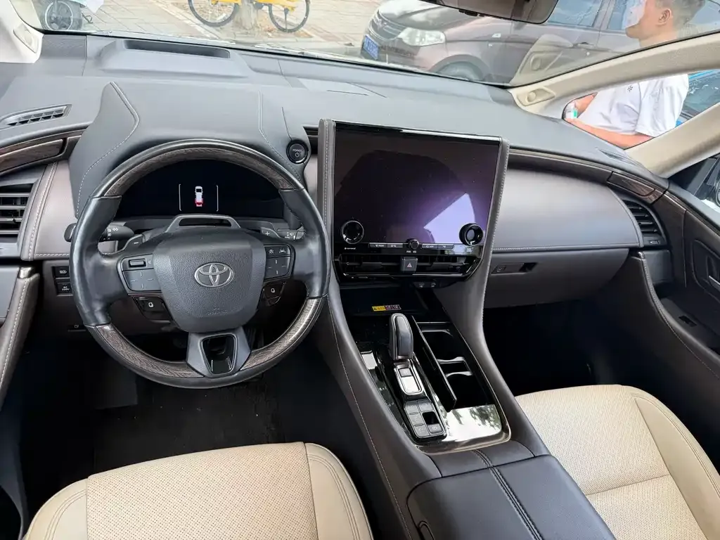 Toyota Alphard — фото 4