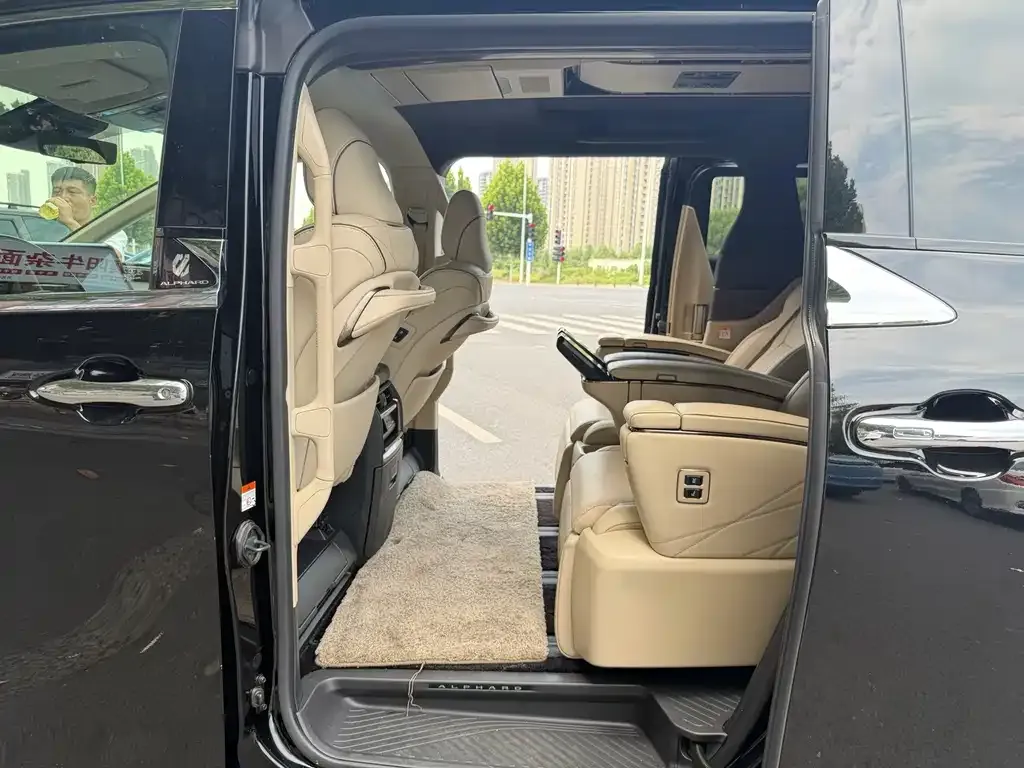 Toyota Alphard — фото 2