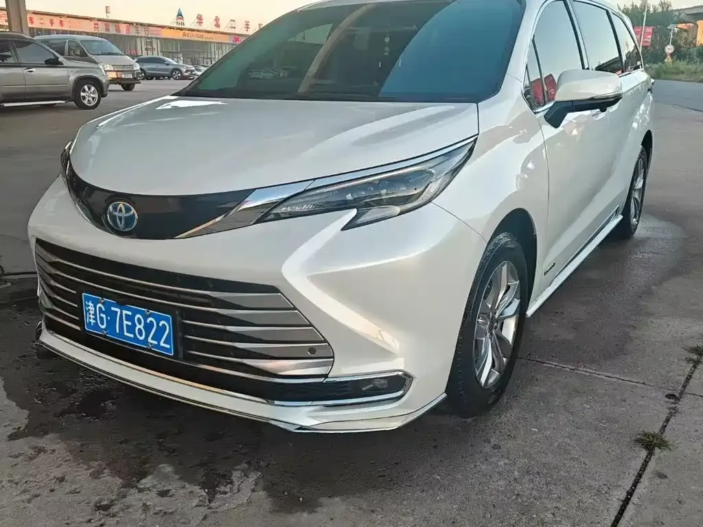 Toyota Sienna — фото 1