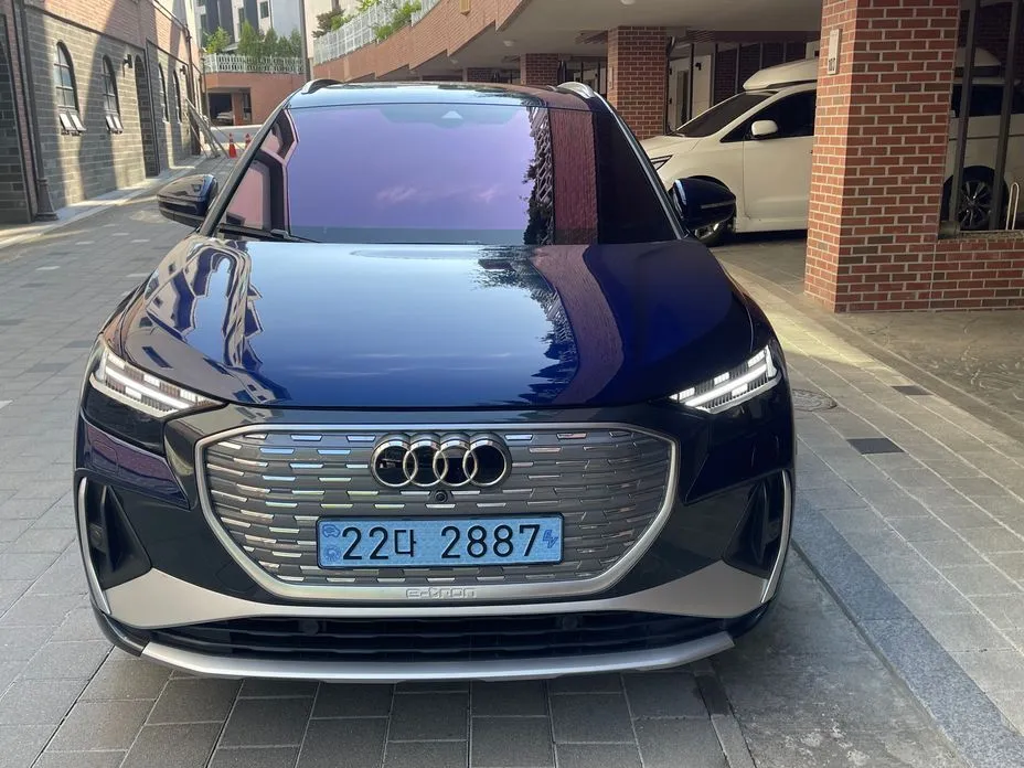 Audi Q4 e-tron — фото 1