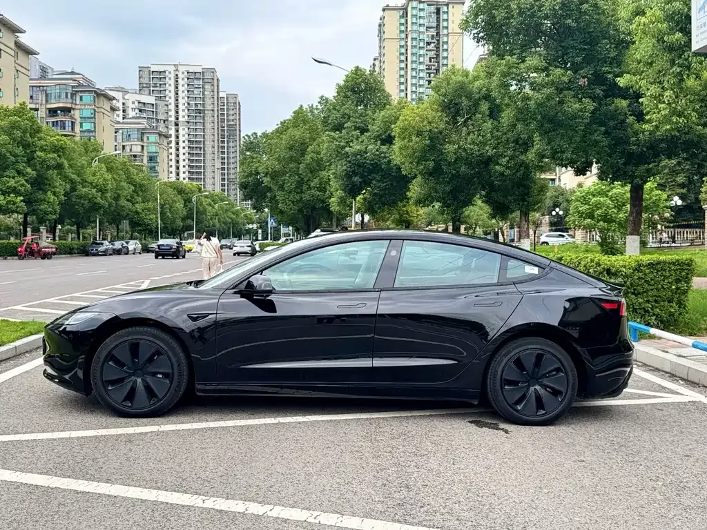 Tesla Model 3 — фото 9