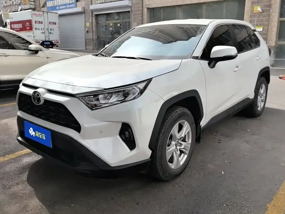 Toyota RAV4 — фото 1