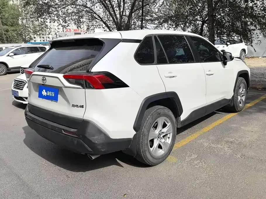 Toyota RAV4 — фото 5