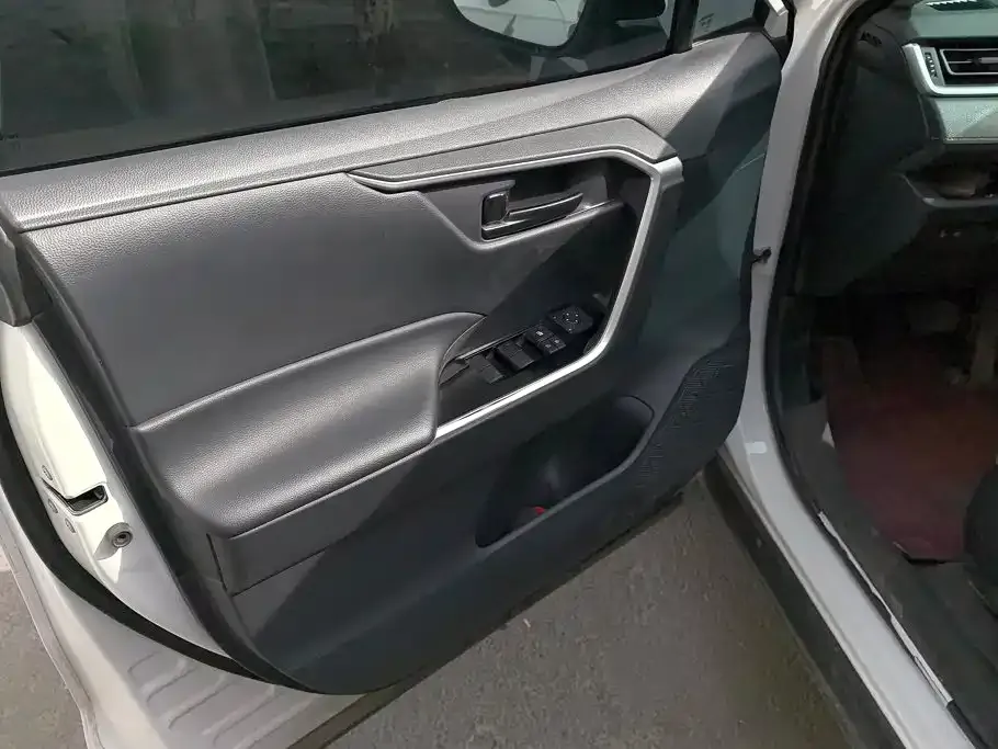 Toyota RAV4 — фото 3