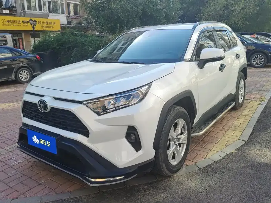Toyota RAV4 — фото 1