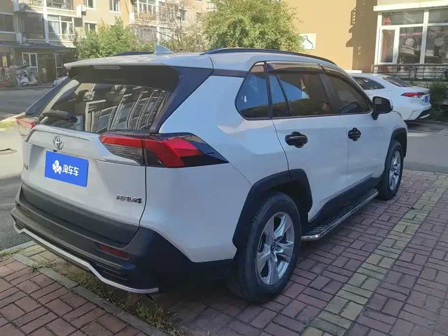 Toyota RAV4 — фото 9