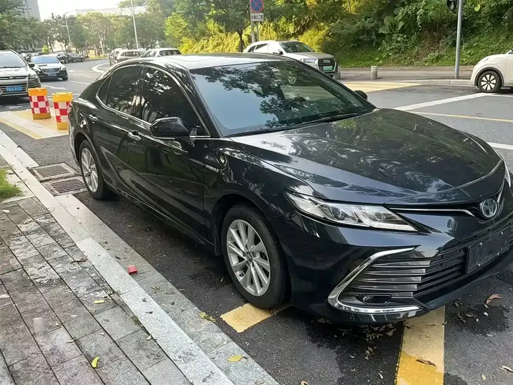 Toyota Camry — фото 1