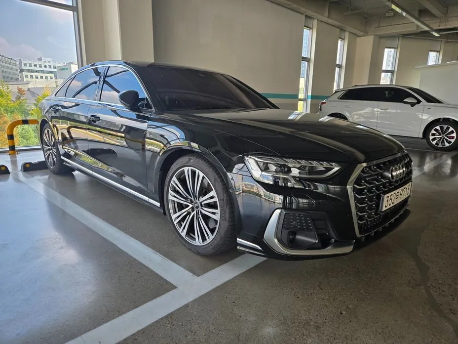 Audi A8 — фото 1