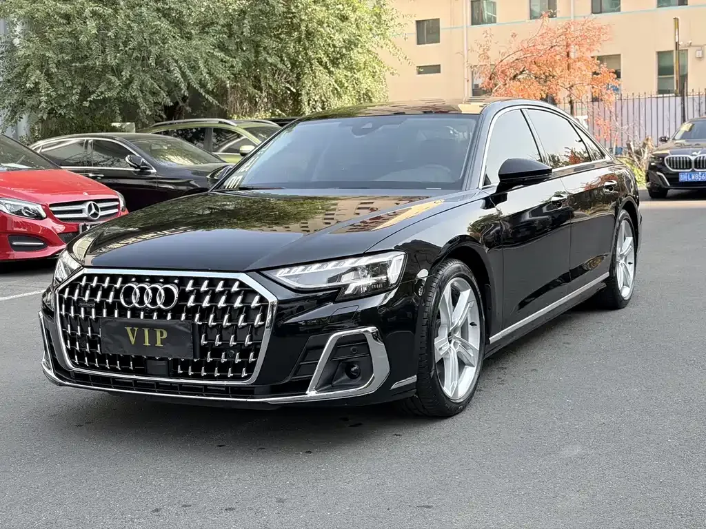 Audi A8 — фото 1