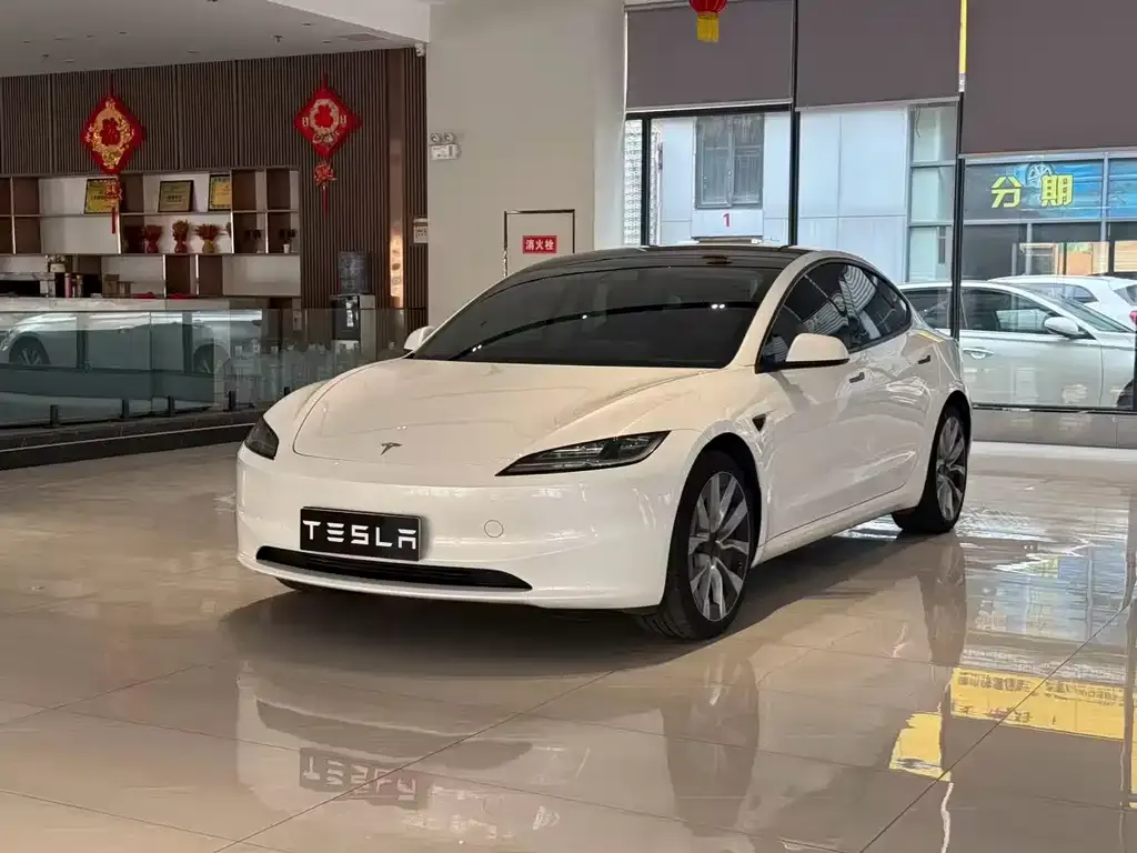 Tesla Model 3 — фото 1