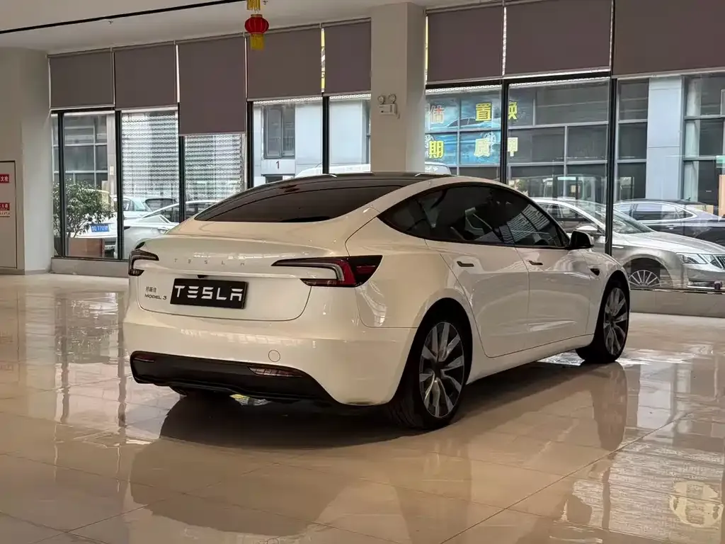Tesla Model 3 — фото 4