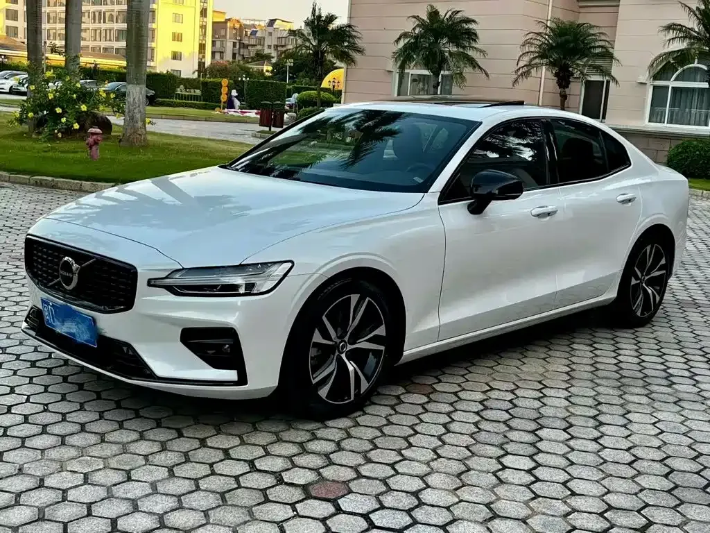 Volvo S60 — фото 1